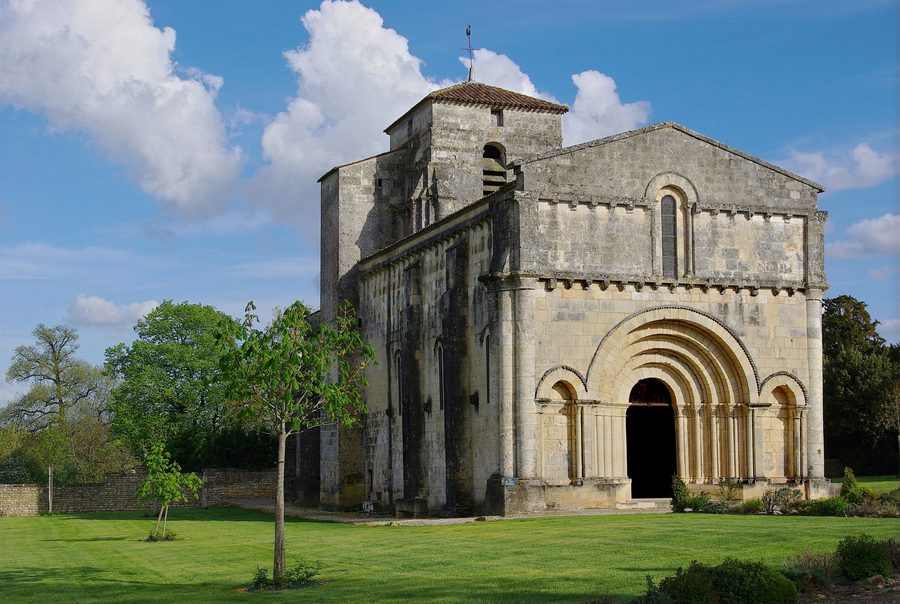 Vue extérieure de l’église de Villars-en-Pons, Charente-Maritime, France