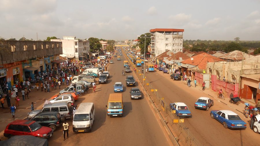 Rue à Bissau avec vie urbaine quotidienne