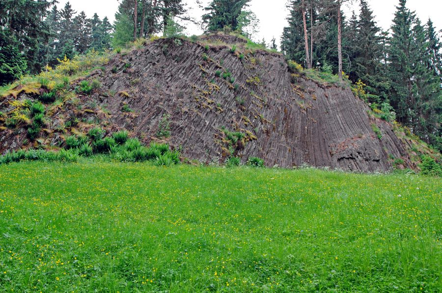 Imposante paroi basaltique du monument naturel Rotavské varhany près de Rotava