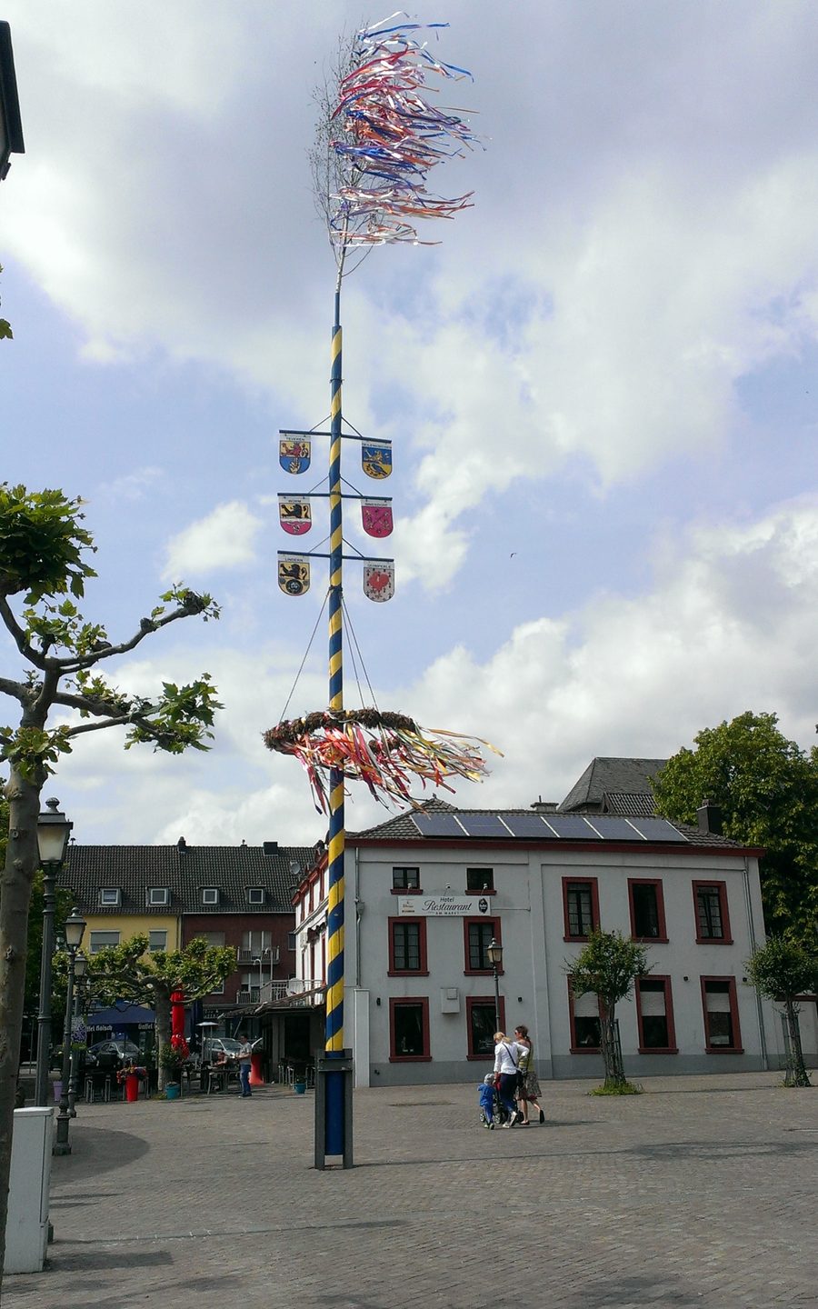 Arbre de mai sur la place du marché à Geilenkirchen