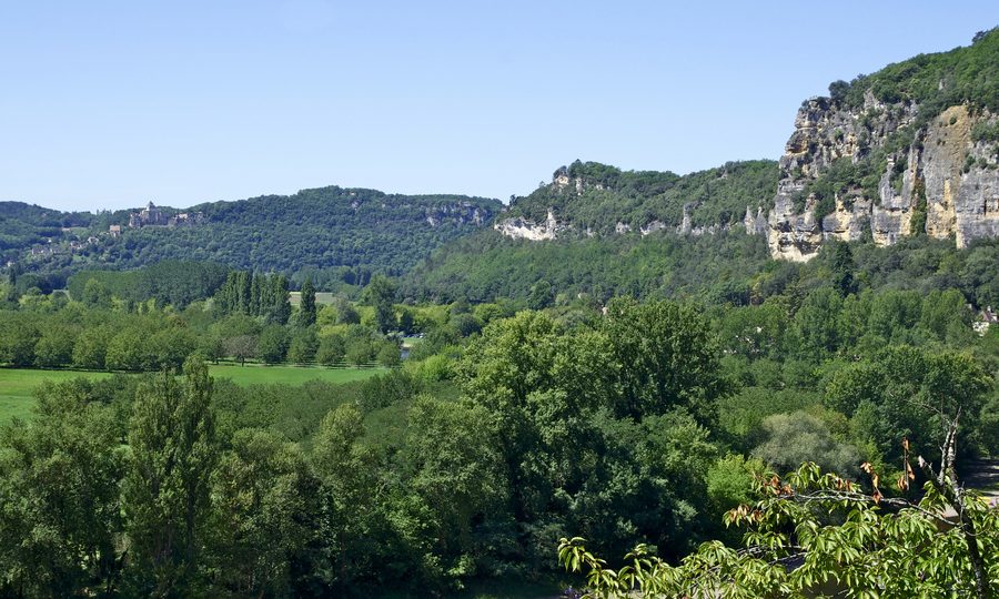 Vallée de la Dordogne avec paysage fluvial en Aquitaine