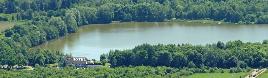 Vue aérienne du lac Stoteler dans la commune de Loxstedt