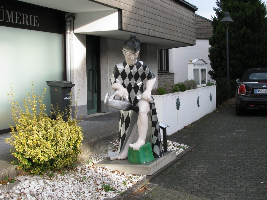 Statue Kneipp devant une maison dans la Bahnhofstraße à Olsberg