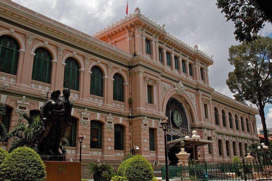Façade du Saigon Central Post Office dans le centre à l’influence française de la ville de Hô Chi Minh