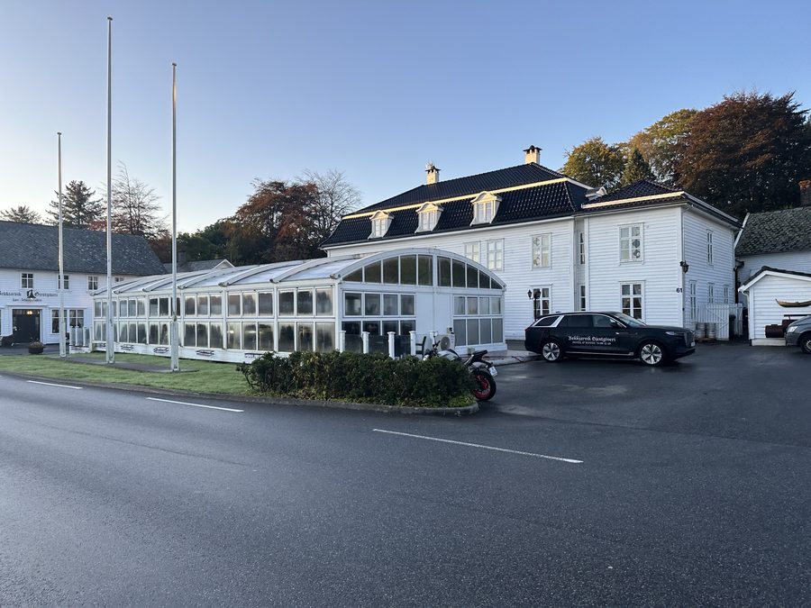 Ancien hôtel sur le port de Bekkjarvik à Austevoll