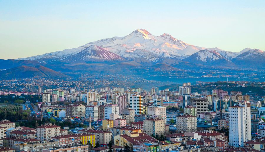 Mont Erciyes, aussi appelé Argaeus, vu depuis Kayseri en Turquie