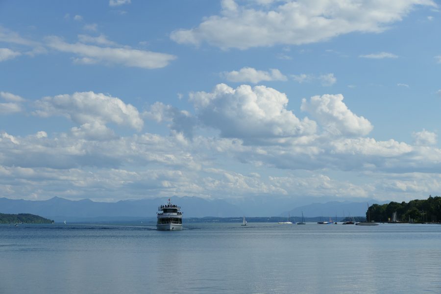 Bateau électrique Berg entrant dans le port de Starnberg