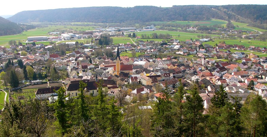 Vue d’ensemble de Dietfurt an der Altmühl dans le paysage de l’Altmühltal