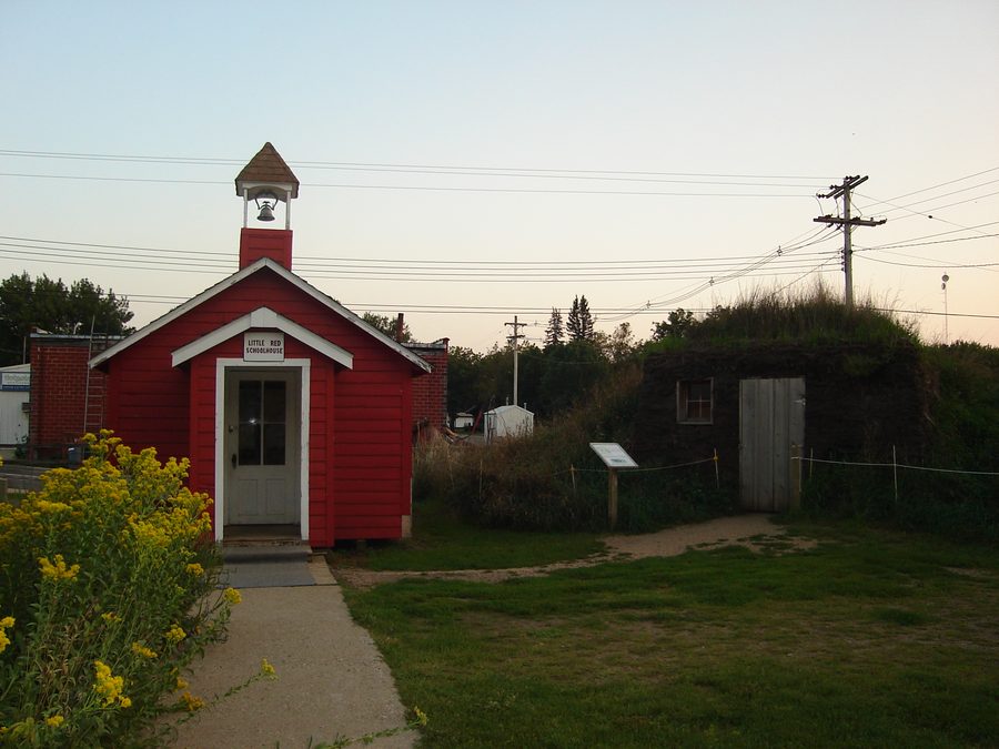 Petite école rouge et maison de colon sur le site du musée Laura Ingalls Wilder à Walnut Grove