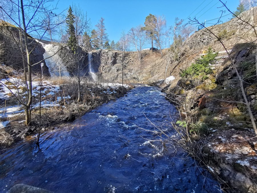 Chute de Stalpet entourée de forêt près d’Aneby, en Suède