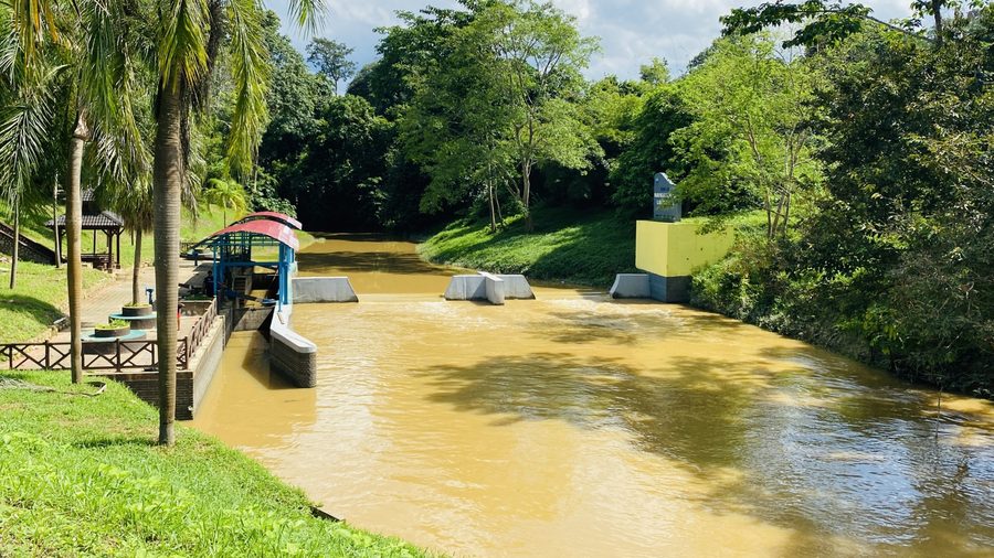 Écluse de navigation et barrage sur la rivière Chini à Kuala Chini, Pahang