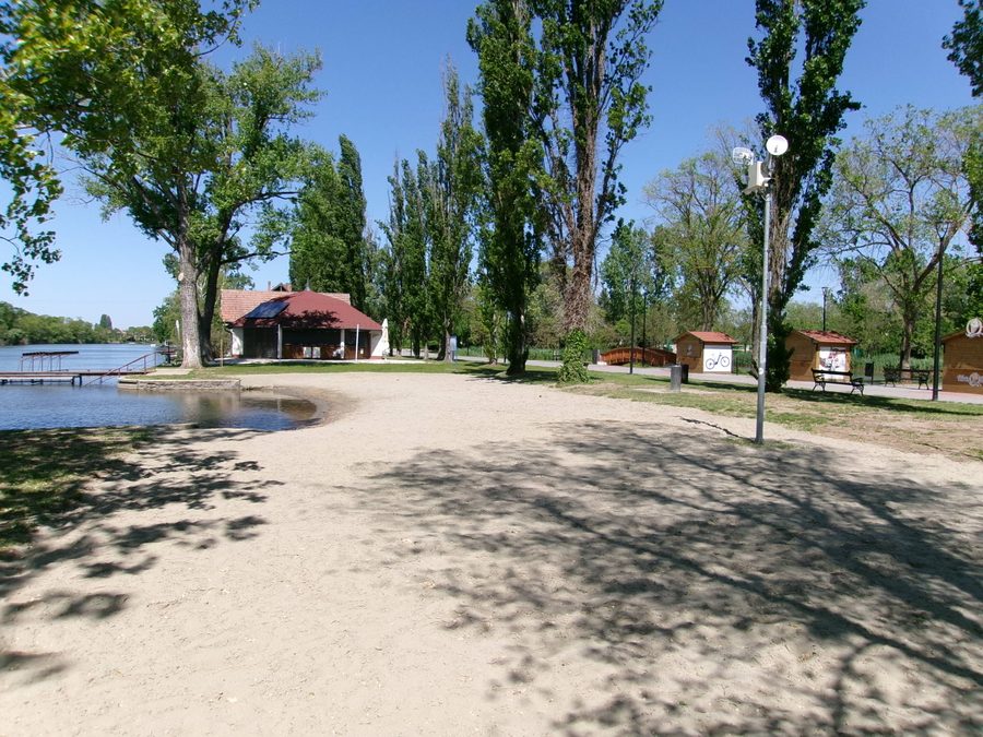 Rive sablonneuse de la Körös à Várkert à Szarvas, comitat de Békés