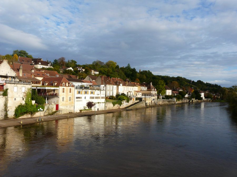 La Vézère en amont du pont à Le Bugue dans le département de la Dordogne