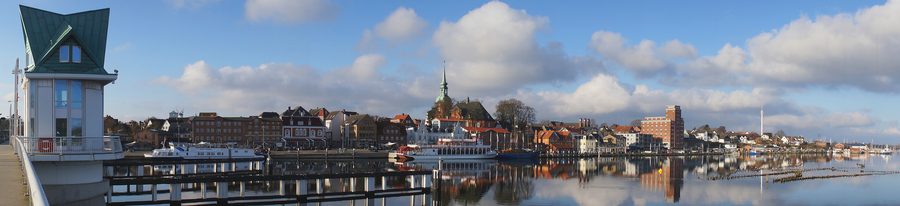 Panorama de Kappeln sur la Schlei avec embarcadères et zones portuaires