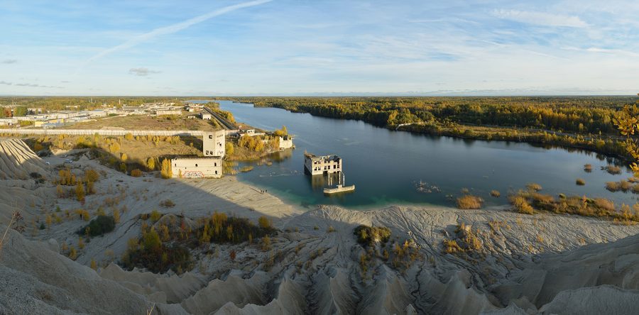 Carrière de Rummu en Estonie avec l’ancienne mine de calcaire inondée et le complexe de bâtiments submergé.