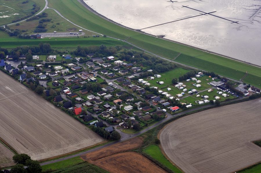 Vue aérienne du paysage côtier et de marais près de Warwerort dans l'arrondissement de Dithmarschen