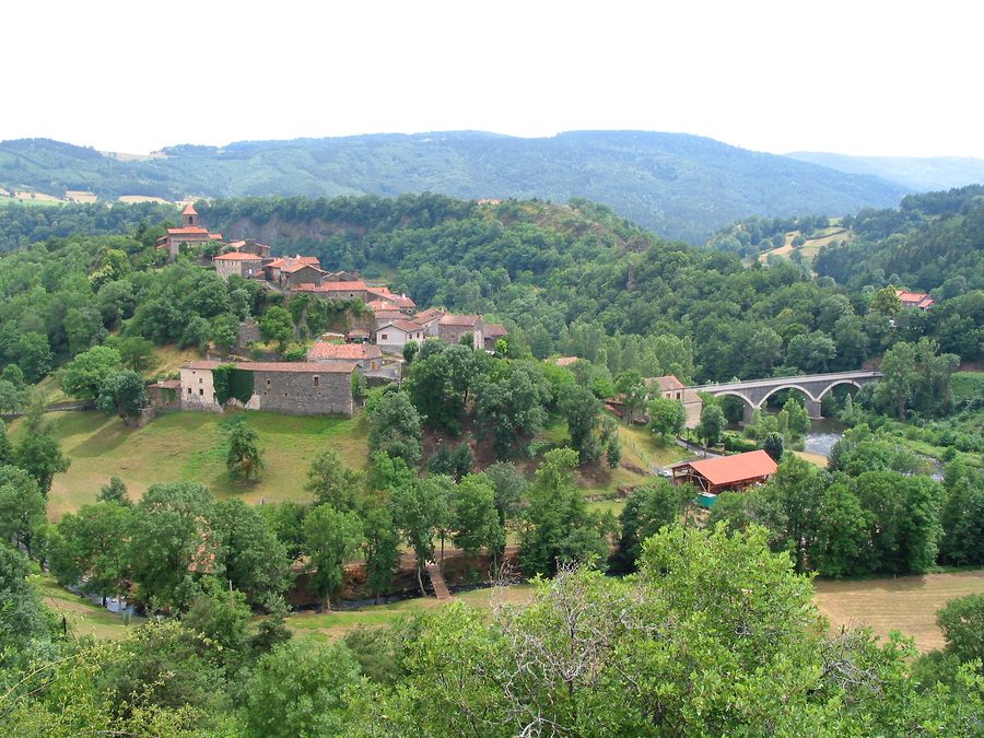 Vue depuis le sud sur le village de Saint-Arcons-d'Allier en Haute-Loire