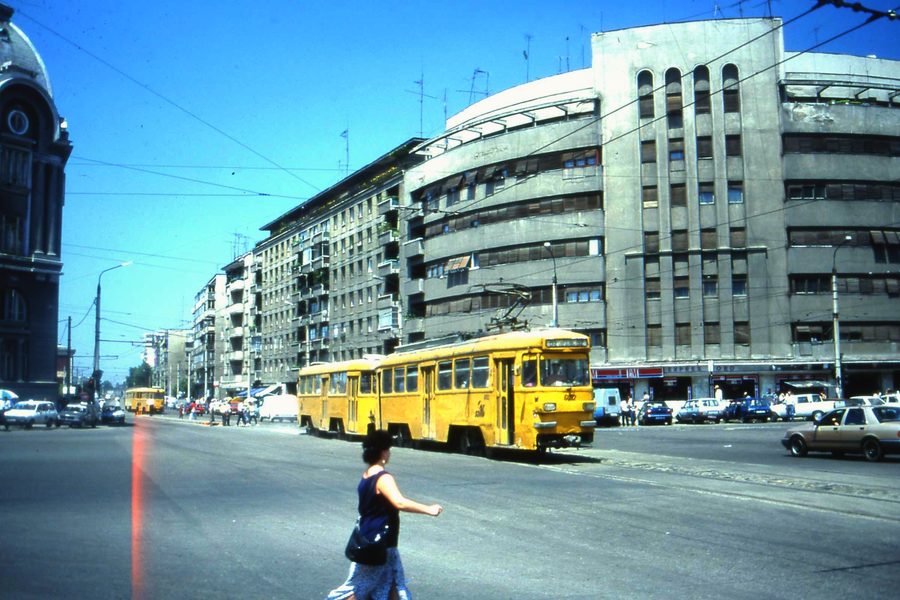 Architecture moderniste sur la Calea Griviței à Bucarest avec tramway