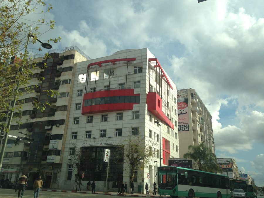 Rue du centre-ville à Kenitra, Maroc