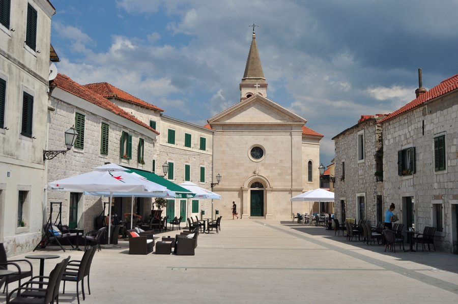 Place du roi Tomislav et église Saint-Étienne à Opuzen, Croatie