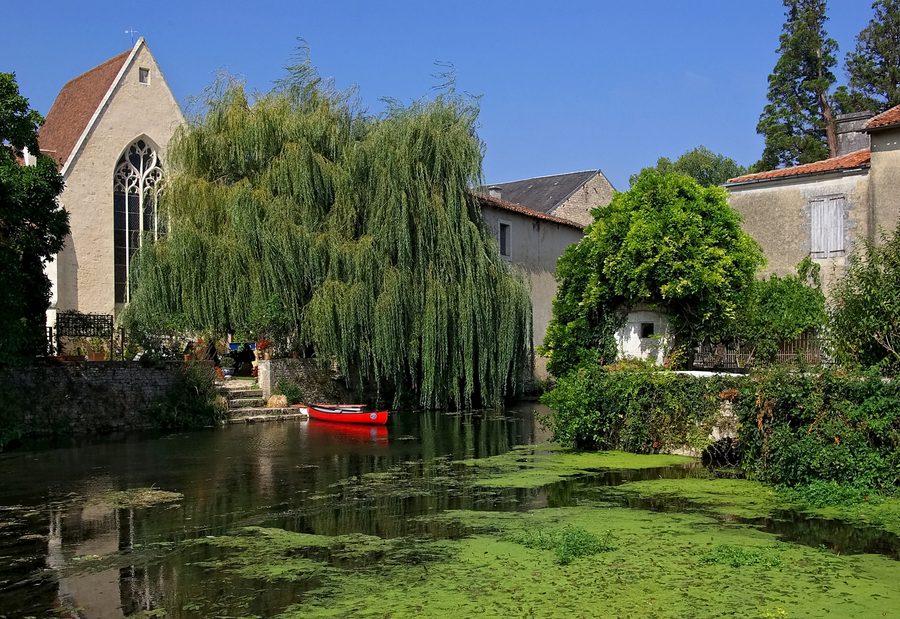 La rivière Charente devant l’ancien couvent des Cordeliers à Verteuil-sur-Charente, Charente, France