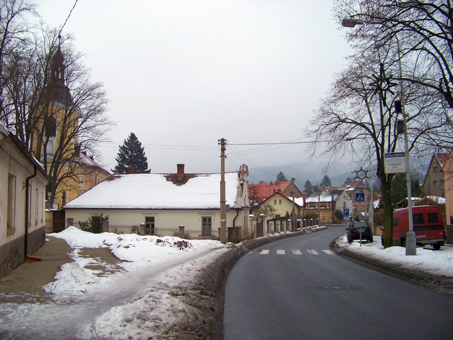 Rue Pražská et église Saint-Maurice à Řevnice