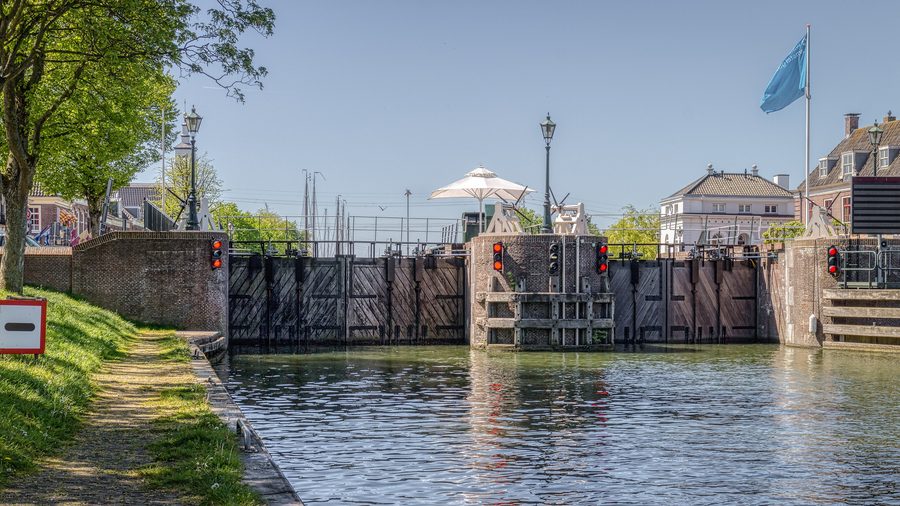 La grande écluse maritime de Muiden au bord de l’eau