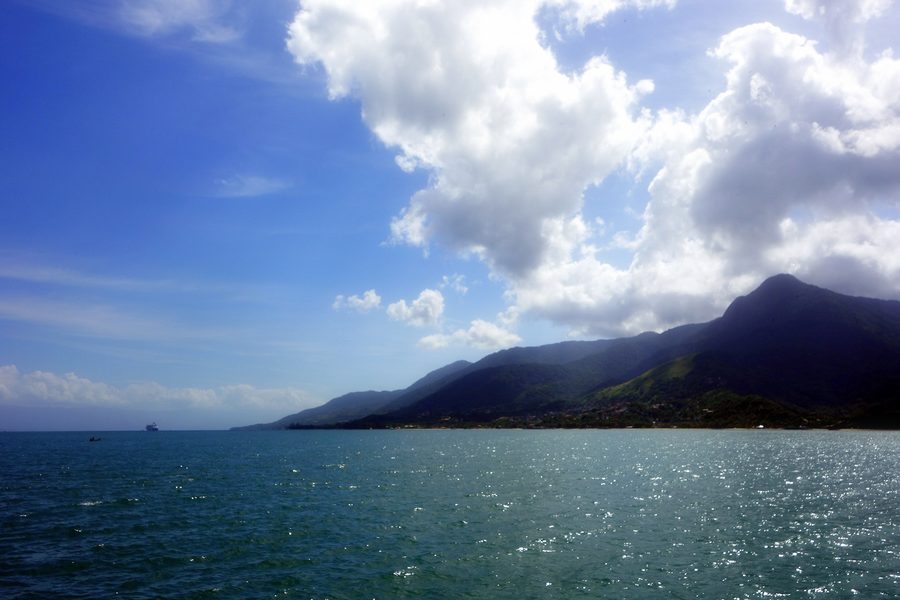 Vue d’Ilhabela depuis le ferry de São Sebastião