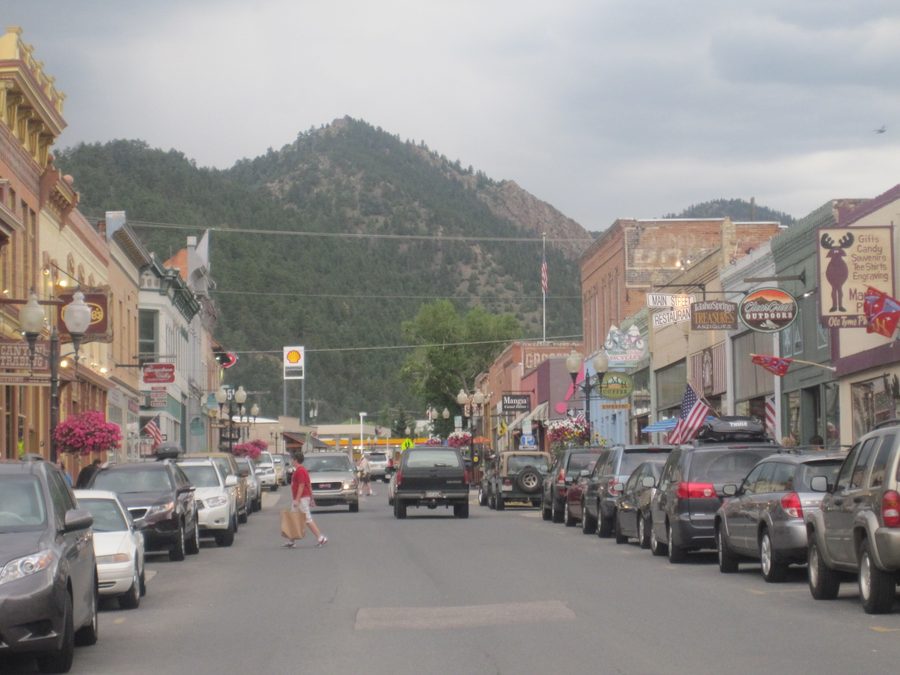 Vue vers l’ouest sur Miner Street, la rue principale d’Idaho Springs, Colorado
