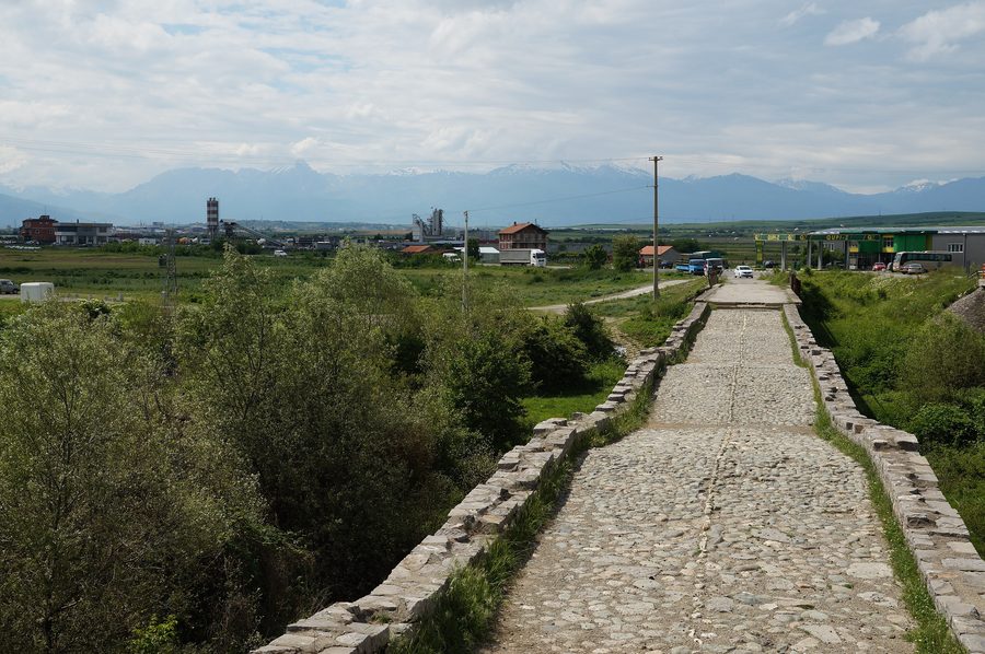 Pont des Tailleurs près de Gjakova avec les montagnes en arrière-plan