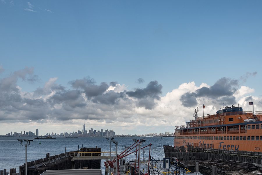 Ferry de Staten Island et skyline de Manhattan au terminal de St. George