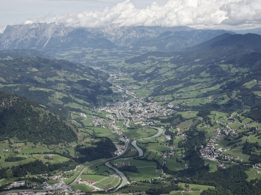 Vue sur la vallée alpine de la Salzach près de Sankt Johann im Pongau