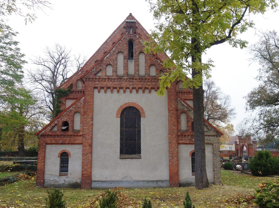 Vue de l’est de l’église du village de Diedersdorf dans la commune de Vierlinden