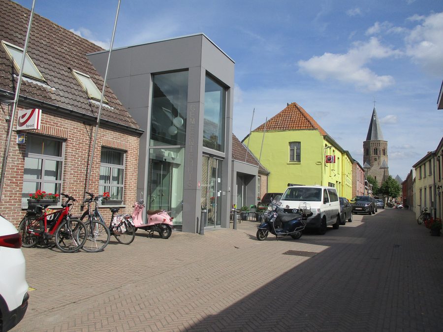 Kerkstraat à Zuienkerke avec la maison communale, un estaminet et l’église Sint-Michielskerk
