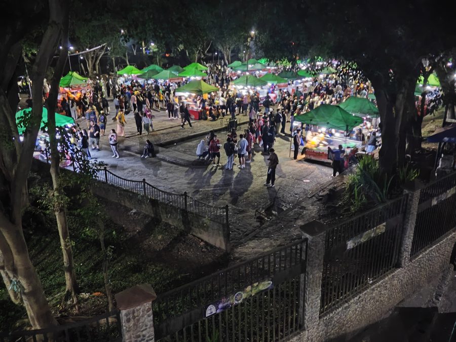 Espace de restauration du marché de nuit de Baguio City avec des stands de marché