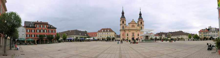 Place du marché bordée d'arcades à Ludwigsburg