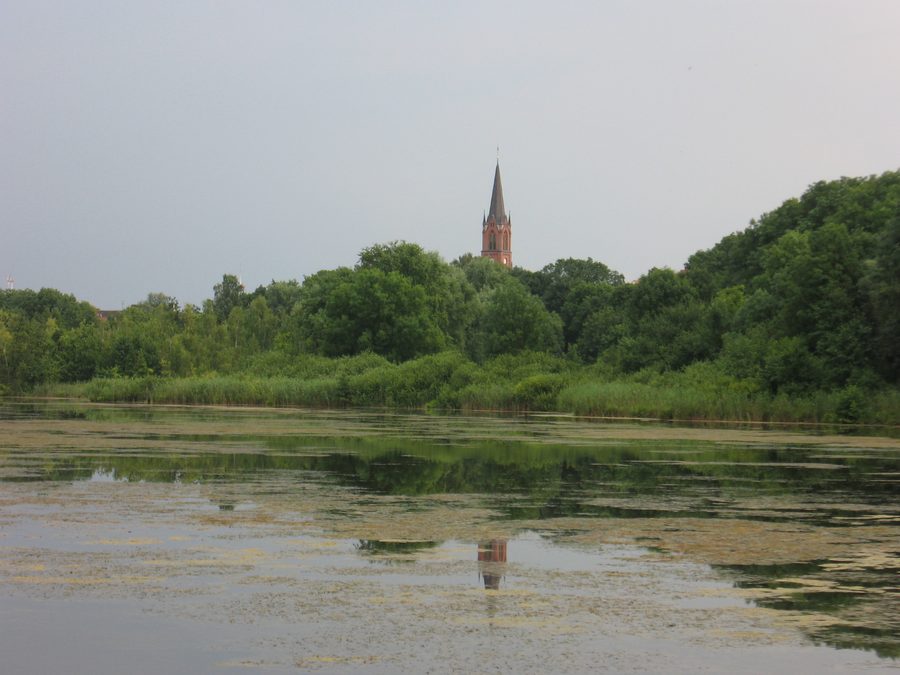 Schlosssee à Penkun avec l’église néogothique de Penkun