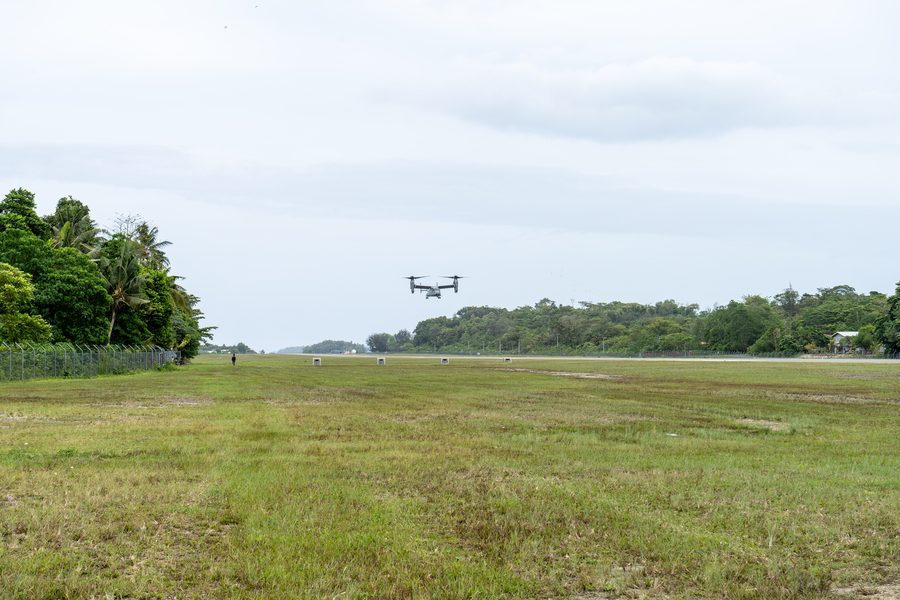 Un MV-22B Osprey atterrit à l’aéroport de Munda à New Georgia
