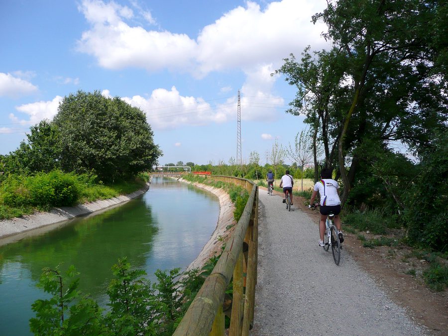 Sentier le long du canal Villoresi dans le Parco Grugnotorto Villoresi