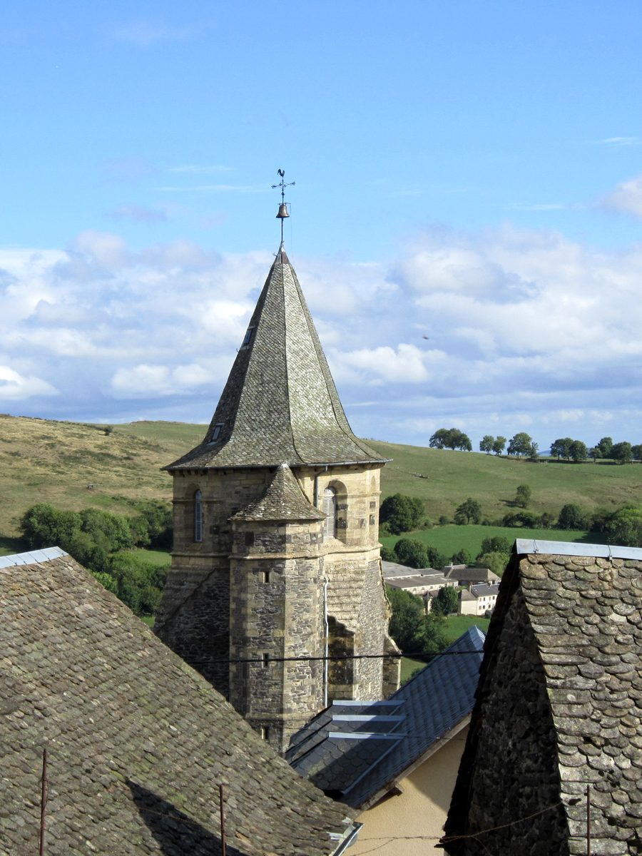 Vue extérieure de l’église Saint-Laurent à Prades-d'Aubrac