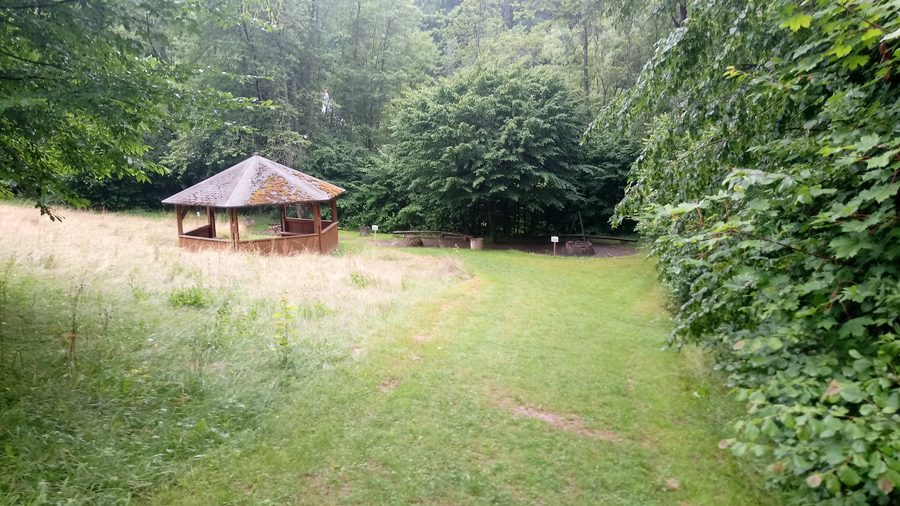 Aire de barbecue dans la vallée du Marsbach près de la Beuchertsmühle à Walldürn