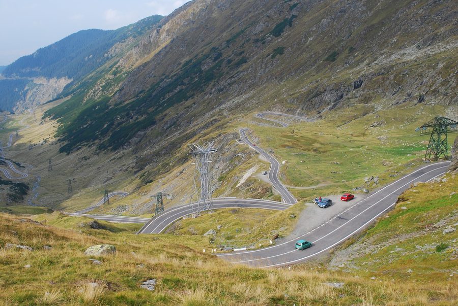 Route de montagne du Transfăgărășan vue d'en haut près du lac Bâlea.