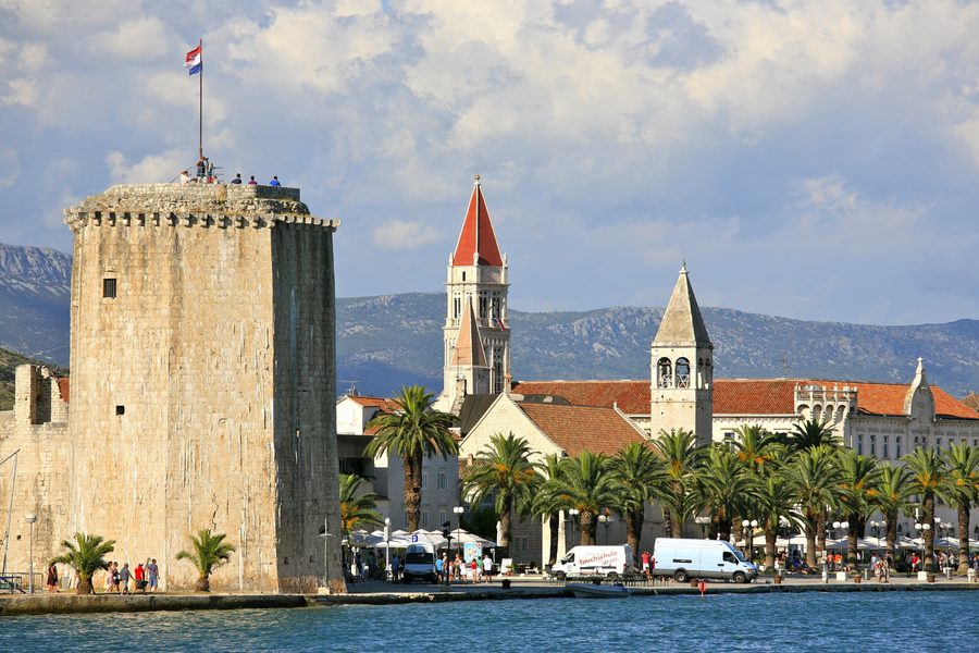 Trogir avec la tour Kamerlengo au port historique