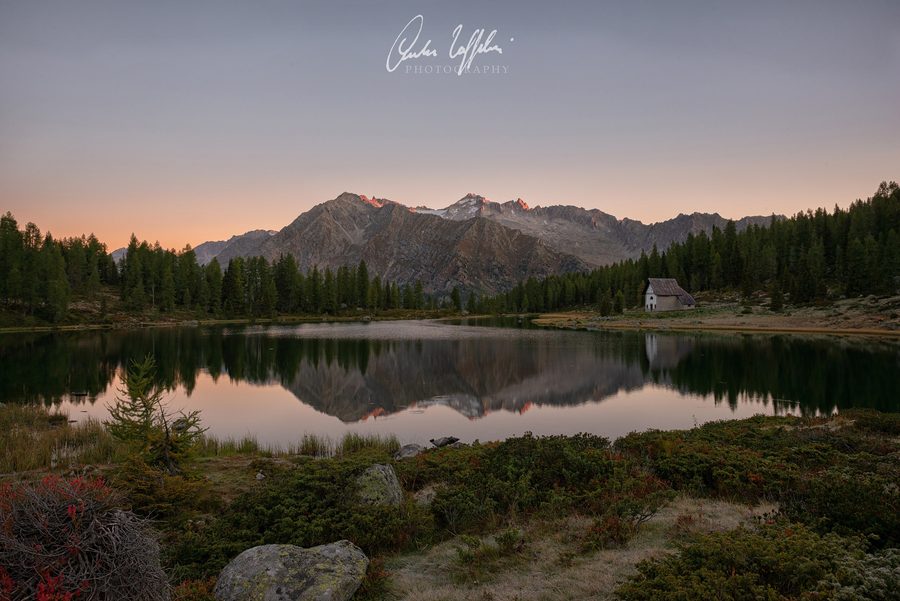 Lac San Giuliano à l’aube avec la Cima Presanella dans le parc naturel Adamello-Brenta