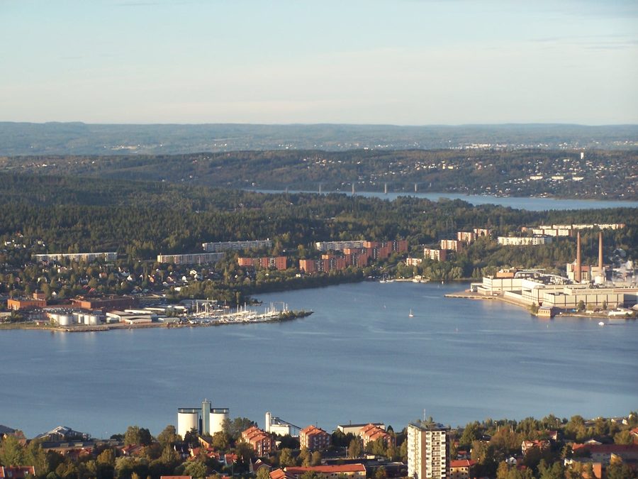 Vue sur le pont menant à l’île d’Alnö au-dessus du paysage côtier près de Sundsvall