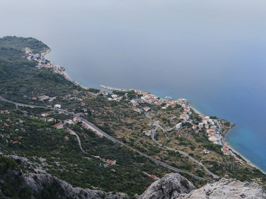 Vue de Drašnice depuis la montagne Kline, avec la localité côtière en contrebas du Biokovo