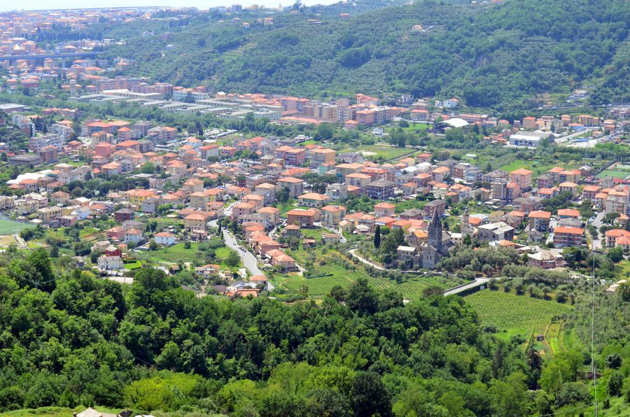 Panorama de Cogorno depuis Breccanecca avec le paysage vallonné de la Ligurie