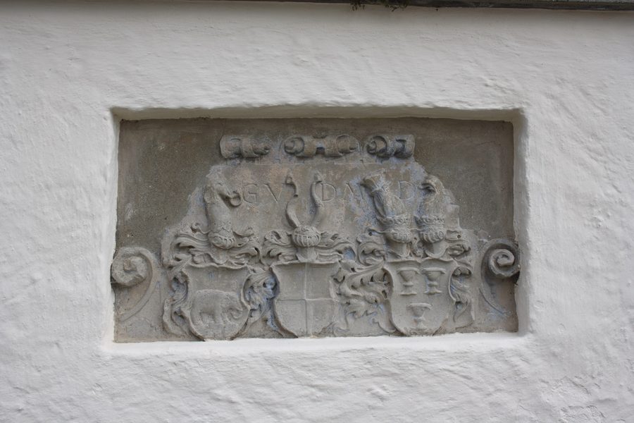 Ancien presbytère catholique à Bissingen avec des blasons historiques
