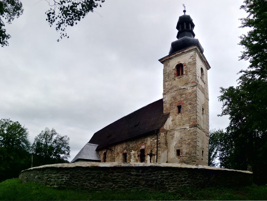 Église de saint Laurent dans le village de Klení dans le district de Český Krumlov