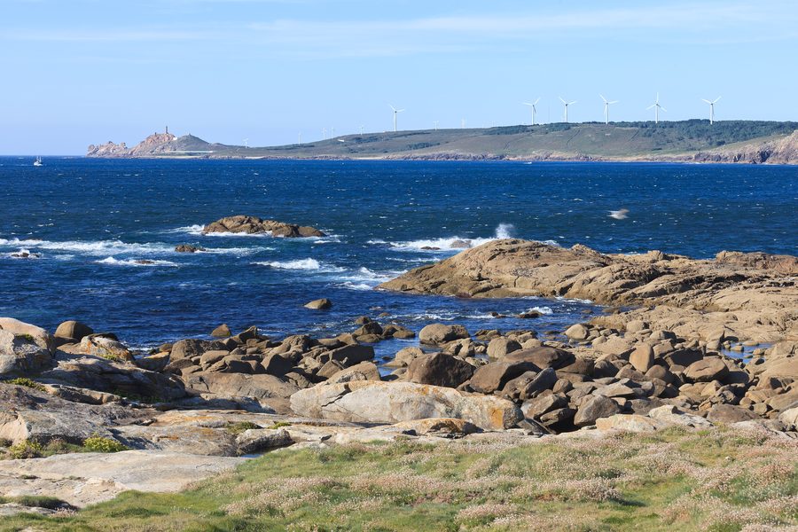 La mer à Muxía, en Galice, avec le cap O Vilán en arrière-plan